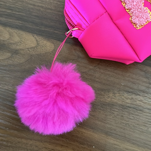 Brand new Kiss makeup bag - Picture 3 of 4